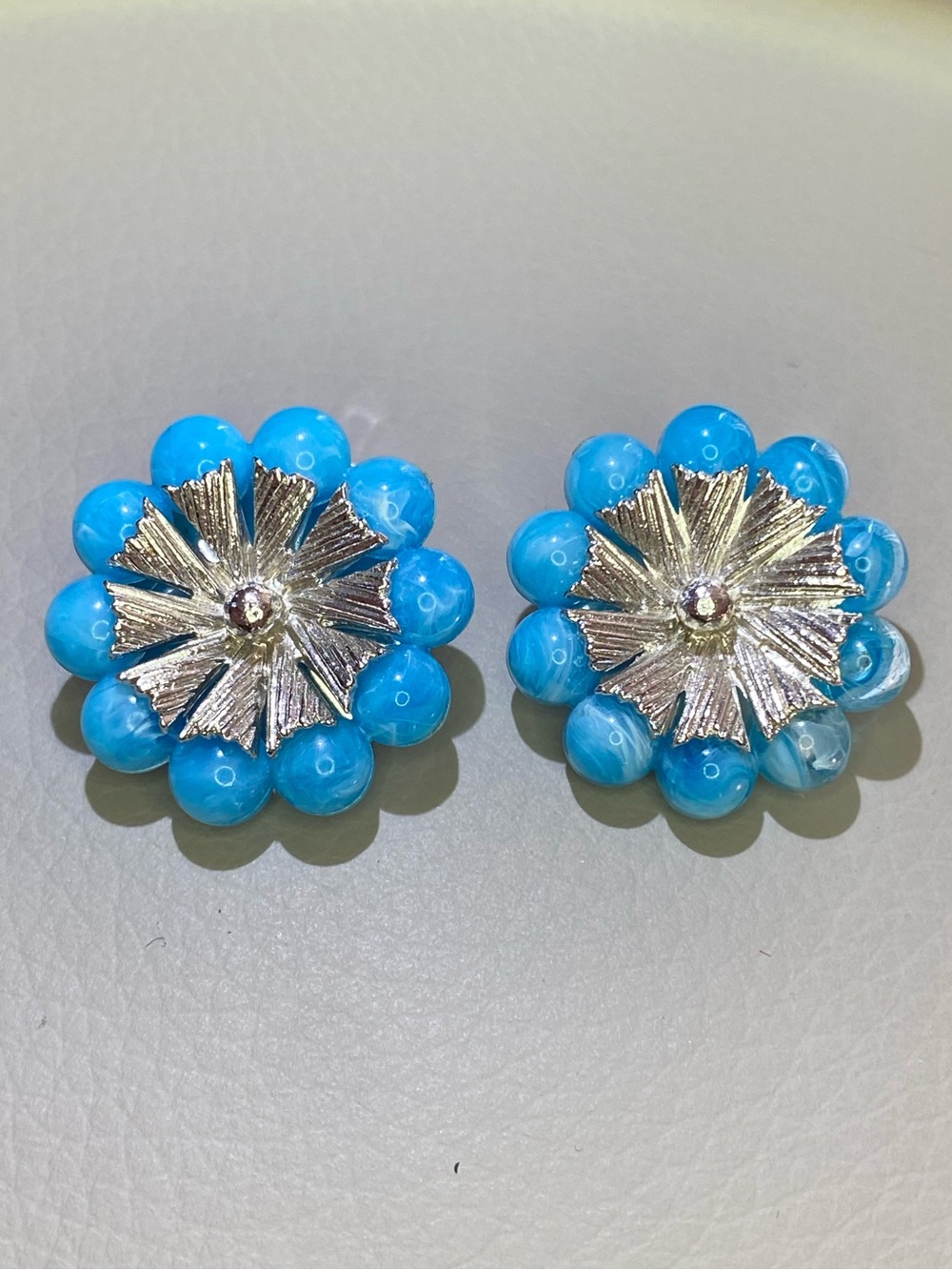 Vintage clip on earrings (2pairs) - Picture 2 of 5